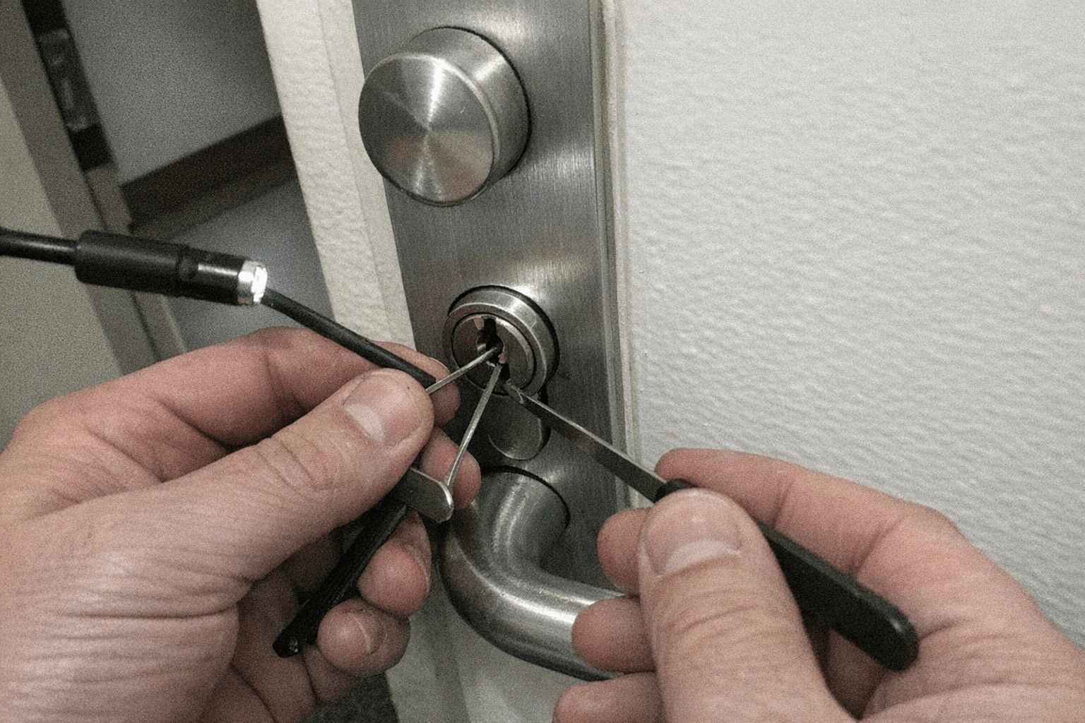 Präzises Werkzeug zur zerstörungsfreien Öffnung einer Wohnungstür.